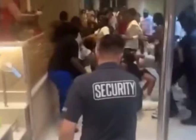 VIDEO: ASV kruīza kuģī izceļas kautiņš par vistas "pirkstiņiem"