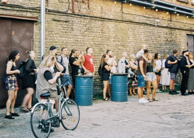 "Vagonu Svētki 25": radošās izpausmes un unikālas performances Vagonu kvartālā