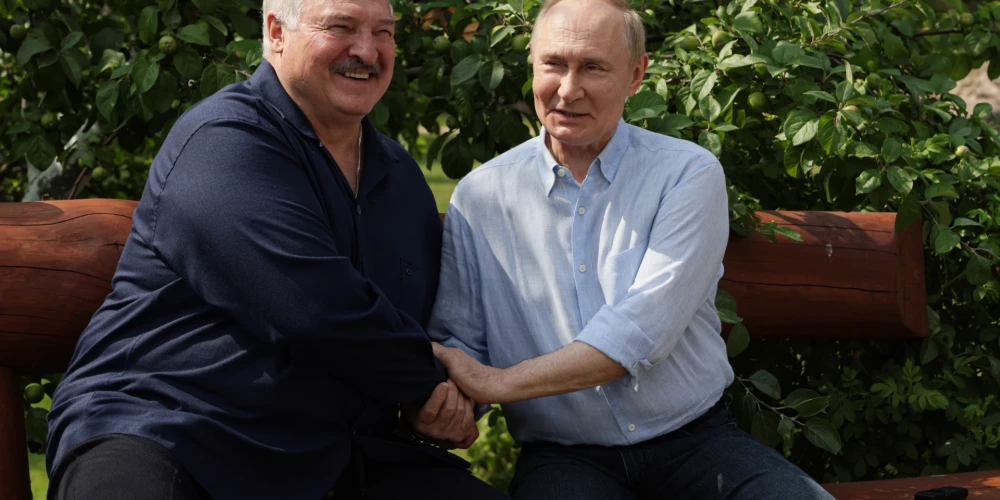 Aleksandrs Lukašenko ar Vladimiru Putinu.