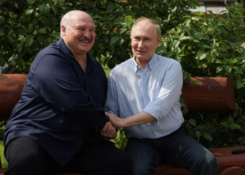 Aleksandrs Lukašenko ar Vladimiru Putinu.
