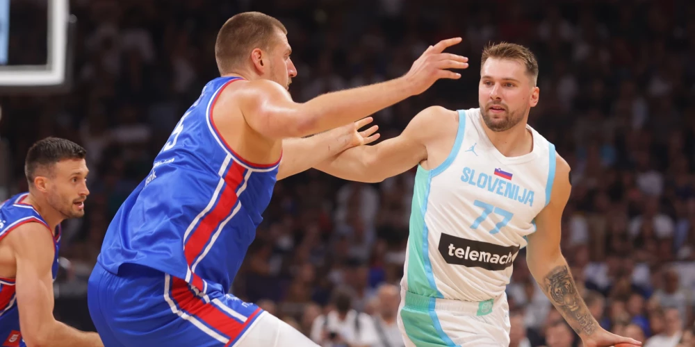 Nikola Jokičs aizsardzībā pret Luku Dončiču. 