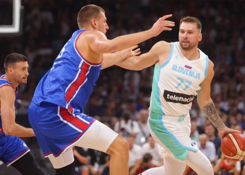 Nikola Jokičs aizsardzībā pret Luku Dončiču. 