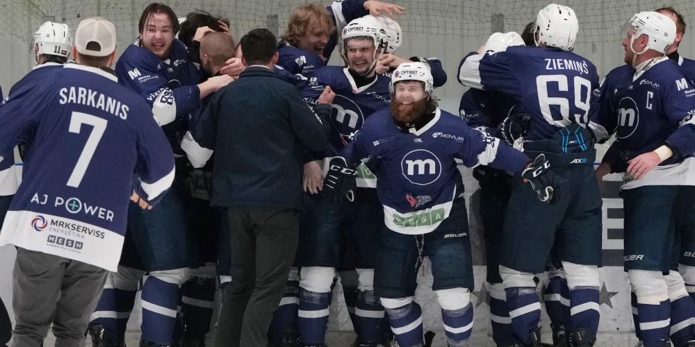 "Mogo"/RSu hokejisti pēc uzvaras Latvijas čempionātā.
