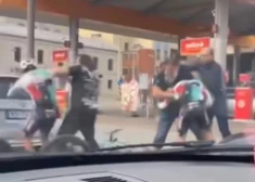 ВИДЕО: в Риге у заправки произошла драка между велосипедистами и автовладельцем