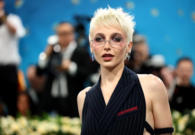 Influencere Emma Čemberleina.