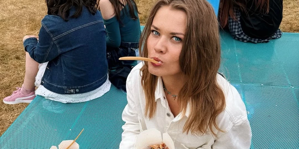 Zane Grēviņa (Našķoties Zane) ir ēdienu blogere un recepšu grāmatu autore.