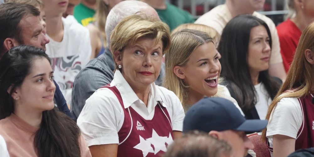Baiba Braže nesen Latvijas izlases basketbola spēlē.