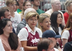 Plecs vai kāja, un vai tā drīkst? Ministre Baiba Braže samulsina ar fotogrāfiju