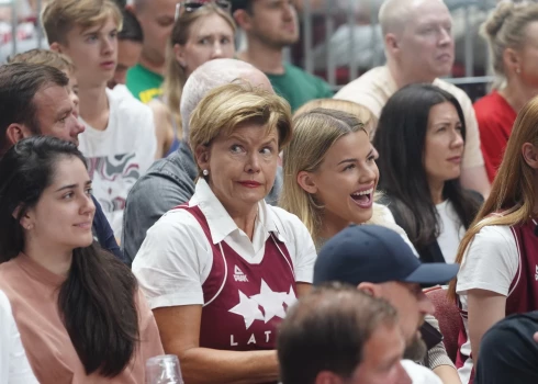 Baiba Braže nesen Latvijas izlases basketbola spēlē.