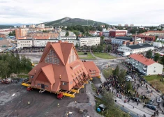 Šoreiz inženieru, nevis debesu brīnums: Zviedrijā pārvietota vēsturiskā Kirunas koka baznīca