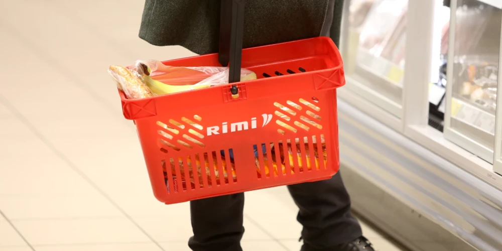 Kādas tad bija tās cenas pārtikai 2013. gadā? Kāds lietotājs “TikTok” izrāda veco “Rimi” produktu katalogu.