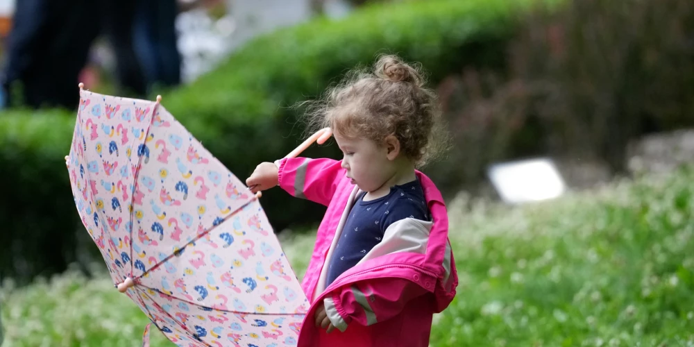 Sestdien Latvijā mākoņu daudzums būs mainīgs un daudzviet gaidāms īslaicīgs lietus, bet vietām arī stipras lietusgāzes un pērkona negaiss.