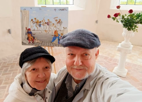 Tatjana Paļčuka-Rikāne kopā ar dzīvesbiedru un mākslas aģentu Pēteri Rikānu kultūrtelpā "Mežotnes baznīca", kur šī gada 11. maijā notika mākslinieces darbu izstādes atklāšanas pasākums.