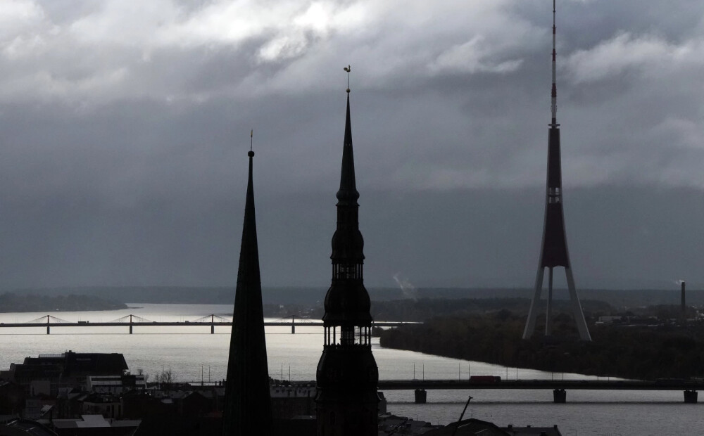 Dzeltenais brīdinājums: tuvākajās stundās gaidāms pērkona negaiss un stipras vēja brāzmas