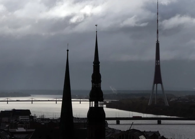 Dzeltenais brīdinājums: tuvākajās stundās gaidāms pērkona negaiss un stipras vēja brāzmas