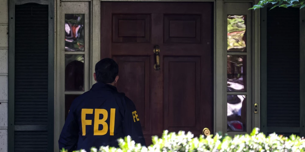 Kratīšana tiek veikta saistībā ar izmeklēšanu par konfidenciālu dokumentu glabāšanas noteikumu pārkāpumiem.