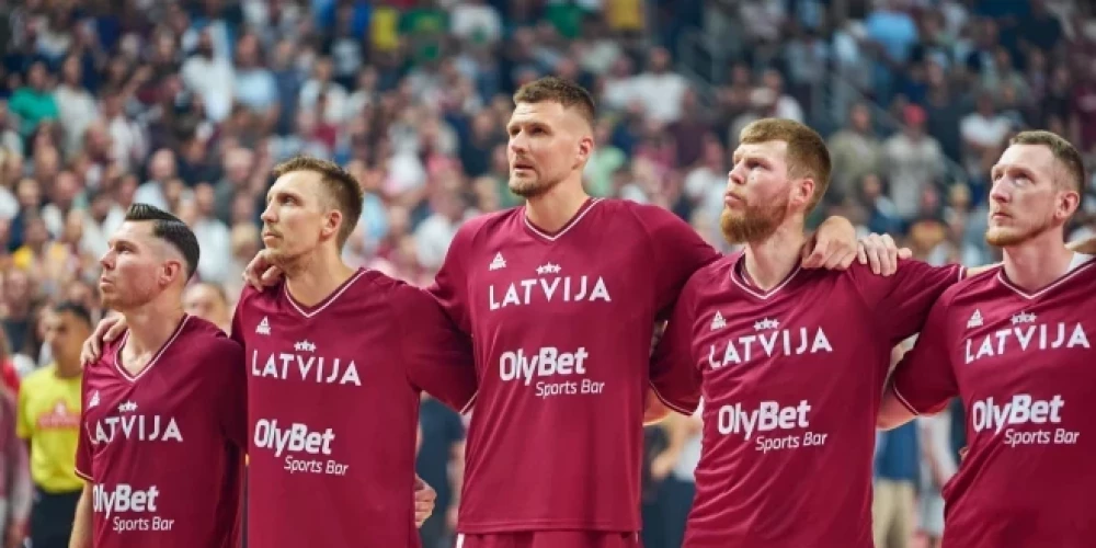 Latvijas basketbola izlase ar Kristapu Porziņģi (centrā) priekšgalā. 