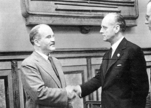 Вячеслав Молотов и Иоахим фон Риббентроп в Кремле. 23 августа 1939 г.