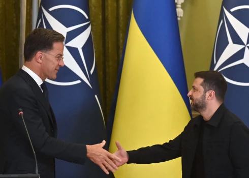 NATO ģenerālsekretārs Marks Rute un Ukrainas prezidents Volodimirs Zelenskis