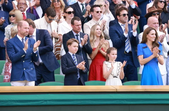 Velsas princis un princese ar vecākajiem bērniem Vimbldonā šā gada 13. jūlijā.