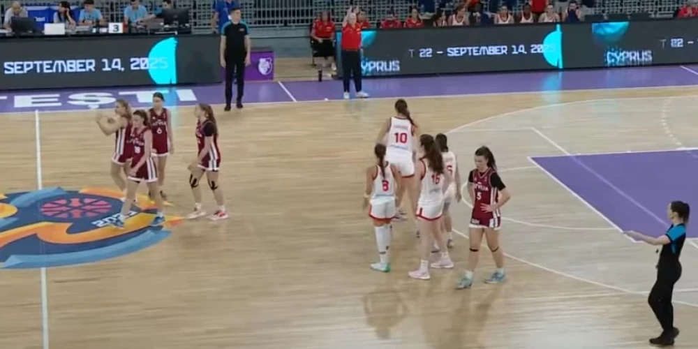 Latvijas U-16 dāmas pret Spānijas vienaudzēm Eiropas čempionāta pusfinālā (ekrānuzņēmums no video)
