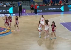 Latvijas U-16 basketbolistēm šaušalīgs Eiropas čempionāta pusfināls pret Spāniju. Rezultatīvākajai spēlētājai tikai 5 punkti ...