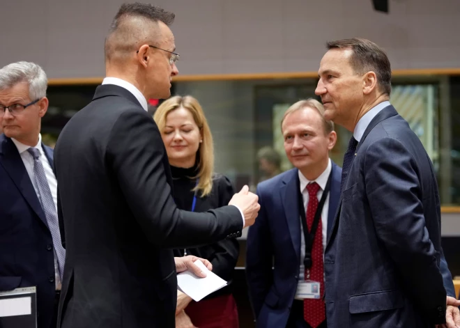 Polijas un Ungārijas ārlietu ministri apmainās ar indīgām piezīmēm, kad Putinam draudzīgā Ungārija palikusi bez krievu naftas