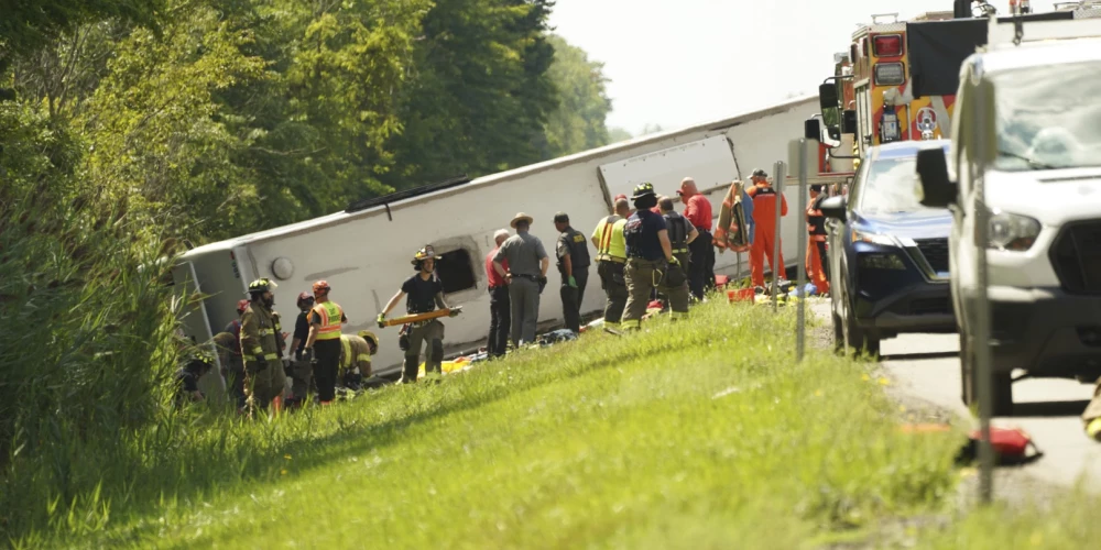 ASV Ņujorkas štatā piektdien notika tūristu autobusa avārija, kurā gājuši bojā pieci pasažieri, paziņoja policija.
