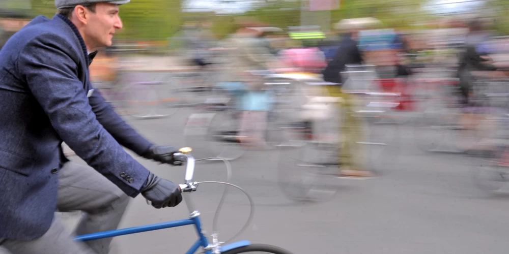 Sabiedrības iniciatīvu portālā "Mana balss" sākta parakstu vākšana, lai panāktu izmaiņas Ceļu satiksmes noteikumos un aizliegtu ar velosipēdiem, elektovelosipēdiem un elektriskajiem skrejriteņiem pārvietoties pa ietvēm tajās vietās, kur ir pieejamas velojoslas.