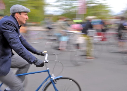 Sabiedrības iniciatīvu portālā "Mana balss" sākta parakstu vākšana, lai panāktu izmaiņas Ceļu satiksmes noteikumos un aizliegtu ar velosipēdiem, elektovelosipēdiem un elektriskajiem skrejriteņiem pārvietoties pa ietvēm tajās vietās, kur ir pieejamas velojoslas.