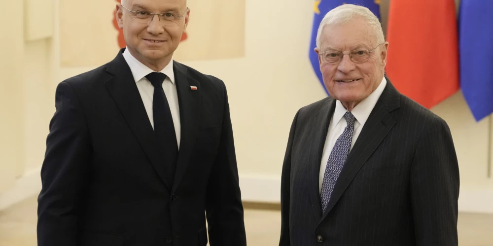 Polijas prezidents Andžejs Duda (kreisajā pusē) un ASV īpašais sūtnis Kīts Kellogs (labajā pusē)..