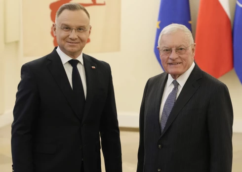 Polijas prezidents Andžejs Duda (kreisajā pusē) un ASV īpašais sūtnis Kīts Kellogs (labajā pusē)..