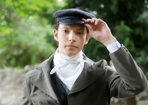 Alisters Bernāts pats savām rokām darina apģērbu kāds bija modē pirms simts gadiem.