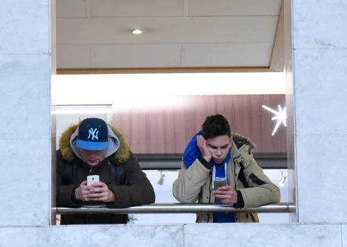Vairums jeb 76% Latvijas iedzīvotāju uzskata, ka būtu jāmeklē risinājumi, lai ierobežotu sociālo tīklu lietošanu bērnu un jauniešu vidū, liecina mobilo sakaru operatora SIA "Tele2" veiktās aptaujas dati.