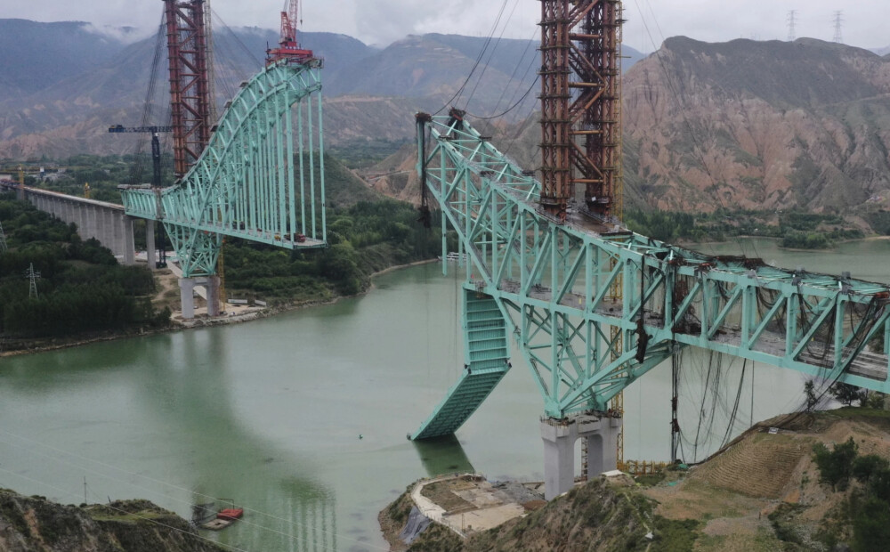 Ķīnā, sabrūkot dzelzceļa tiltam, gājuši bojā vismaz 12 strādnieki