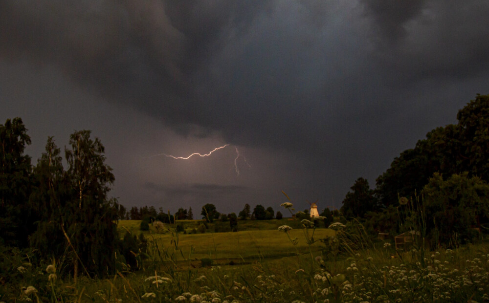 Naktī gaidāmas stipras lietusgāzes un pērkona negaiss