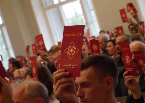Partijas dibināšanu sestdien VEF kultūras pilī notiekošajā pasākumā vienbalsīgi atbalstīja 219 balsstiesīgie klātesošie.