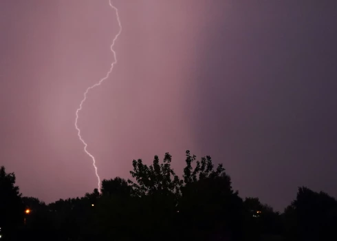 Negaiss turpināsies līdz pat rītam.