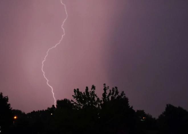 Tuvākajās stundās Latvijā gaidāms negaiss ar spēcīgām lietusgāzēm