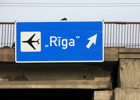 Аэропорт "Рига" больше манит туристов, чем эмигрантов.