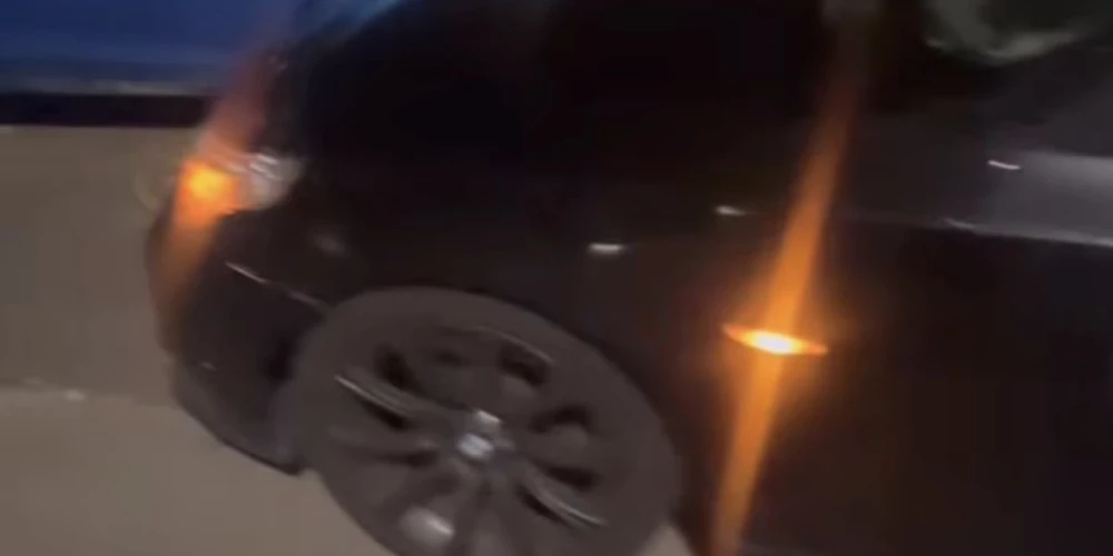 BMW vadītājs Kalnciema ielā izraisa avāriju un aizbēg no notikuma vietas. 