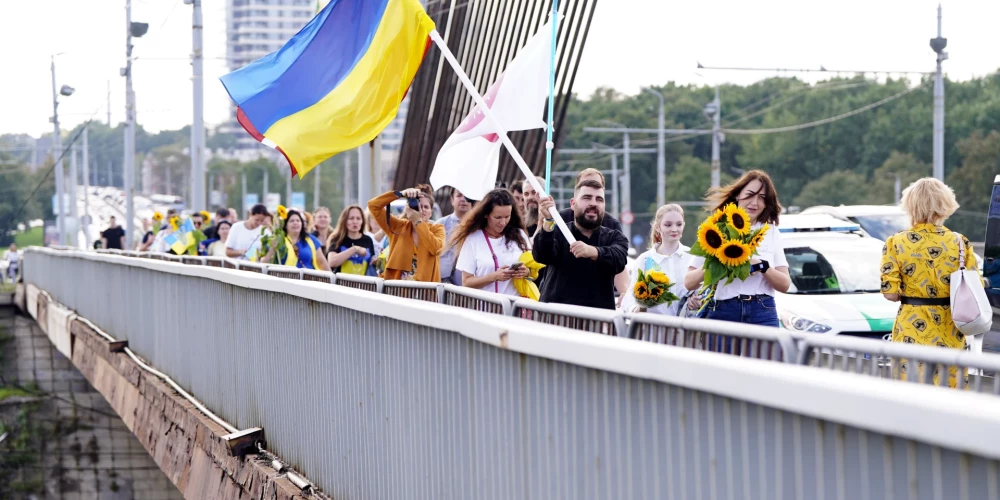 Rīgā simtiem cilvēku dodas Ukrainas atbalsta gājienā. 