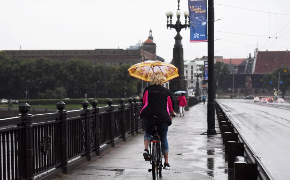 Tuvākā diennakts būs lietaina, Vidzemē un Kurzemē līs stipri