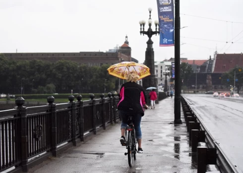 Tuvākā diennakts būs lietaina, Vidzemē un Kurzemē līs stipri.