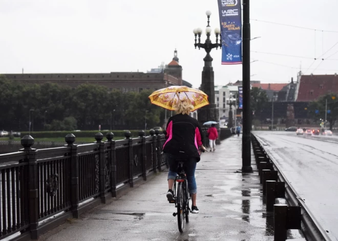 Tuvākā diennakts būs lietaina, Vidzemē un Kurzemē līs stipri