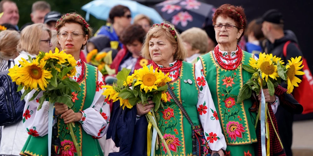 Отмечая день независимости Украины, в Риге сотни людей отправились в шествие "Путь подсолнуха" в поддержку Украины от памятника Свободы до парка Кронвалда.