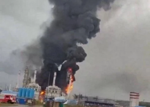 Ugunsgrēks Ustjlugas ostas teritorijā (ekrānuzņēmums no "X")