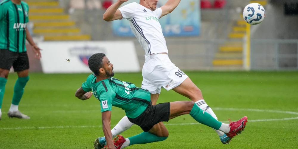 "Auda" mērojas spēkiem ar "Grobiņu" (foto: Kristians Putniņš)