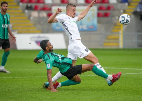 "Auda" mērojas spēkiem ar "Grobiņu" (foto: Kristians Putniņš)