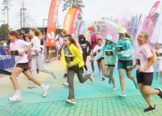 Azarts, jautrība un daudz košu krāsu: Jūrmalā atkal "Krāsu skrējiens"! FOTO